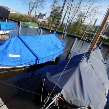 Schoonmaken van bootzeil of kuiptent