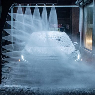 Kun je de auto wassen met vorst?