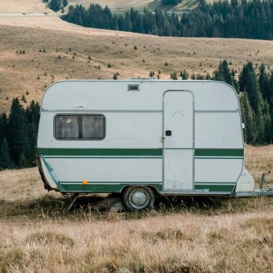 Dit is waarom en hoe je een voortent goed stormvast zet