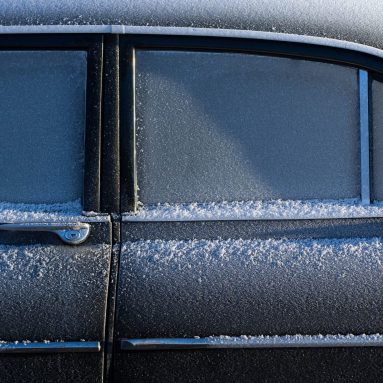 Zo houd je je autoruit ijsvrij